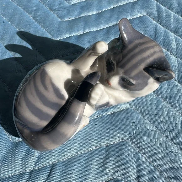 Royal Copenhagen Figurine No. 727 Playing Cat - Picture 1 of 4